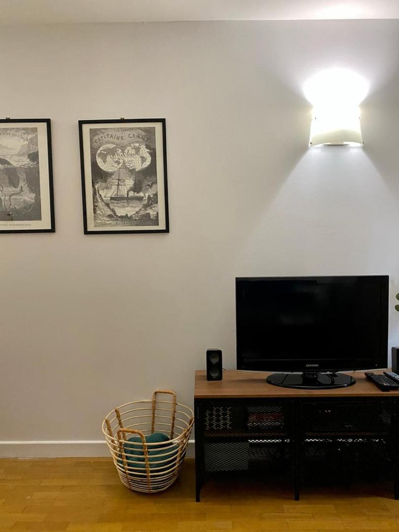 Апартаменты Spacious 1Br | Near City Center & Baby-Friendly! Лион Экстерьер фото