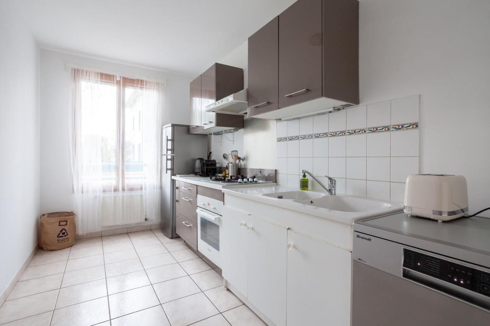 Апартаменты Spacious 1Br | Near City Center & Baby-Friendly! Лион Экстерьер фото