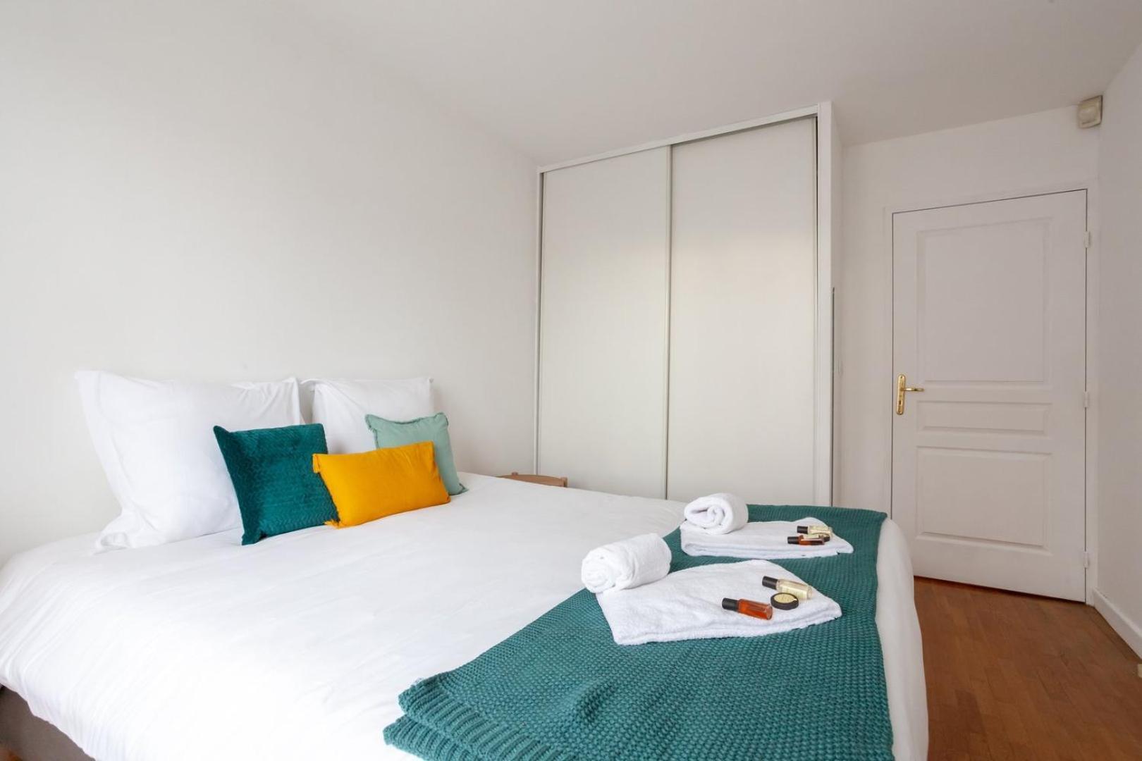 Апартаменты Spacious 1Br | Near City Center & Baby-Friendly! Лион Экстерьер фото