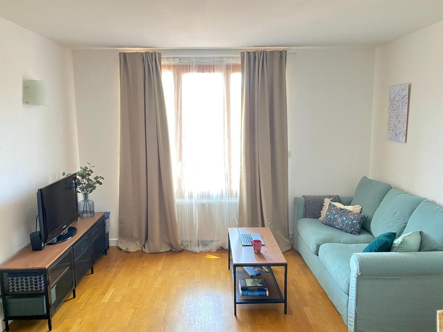 Апартаменты Spacious 1Br | Near City Center & Baby-Friendly! Лион Экстерьер фото